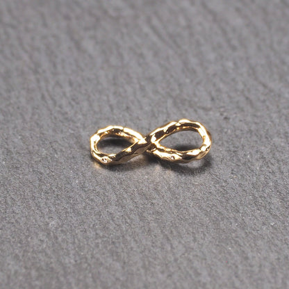 Anhänger Infinity Symbol, 18 Karat vergoldet, Hammerschlag-Oberfläche, 11124