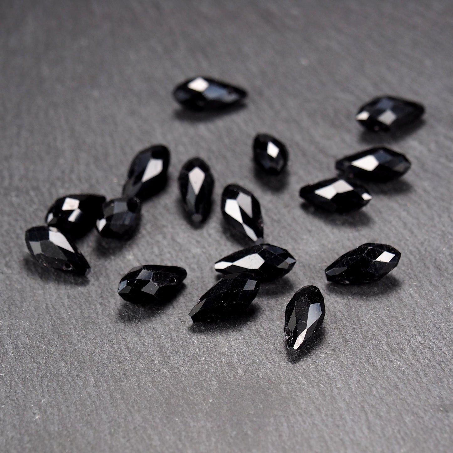 10 Anhänger Tropfen, Glas facettiert, schwarz, 11235