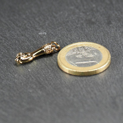 Goldfarbener Anhänger in Figa-Hand-Form mit glänzender Oberfläche, fein gravierter ornamentaler Manschette und kleiner Anhängeröse.