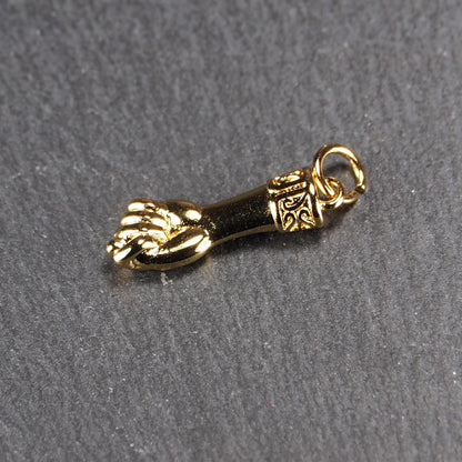 Goldfarbener Anhänger in Figa-Hand-Form mit glänzender Oberfläche, fein gravierter ornamentaler Manschette und kleiner Anhängeröse.