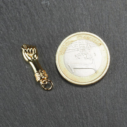 Goldfarbener Anhänger in Figa-Hand-Form mit glänzender Oberfläche, fein gravierter ornamentaler Manschette und kleiner Anhängeröse.