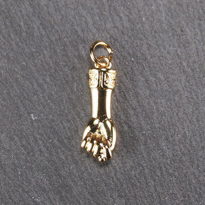 Goldfarbener Anhänger in Figa-Hand-Form mit glänzender Oberfläche, fein gravierter ornamentaler Manschette und kleiner Anhängeröse.