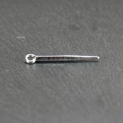 Kegelanhänger aus silberfarbenem Metall, konisch spitz zulaufend mit quadratischem Querschnitt, glatte glänzende Oberfläche und rundes Ösenauge.