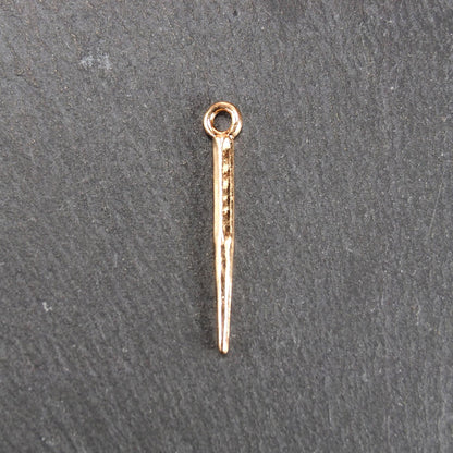 Konischer goldfarbener Anhänger mit glänzender Oberfläche, viereckigem, spitz zulaufendem Schaft und sichtbarer Öse.