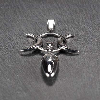 Anhänger aus poliertem silberfarbenem Edelstahl in figürlicher Form mit durchbrochenem Dreifachmond-Motiv, Spirale und Anhängerschlaufe.