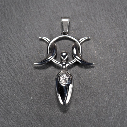 Anhänger aus poliertem silberfarbenem Edelstahl in figürlicher Form mit durchbrochenem Dreifachmond-Motiv, Spirale und Anhängerschlaufe.