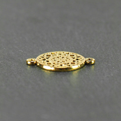 Runder goldfarbener Verbinder mit durchbrochenem, radial-symmetrischem Mandala-/Blütenmuster und zwei gegenüberliegenden Ösen.
