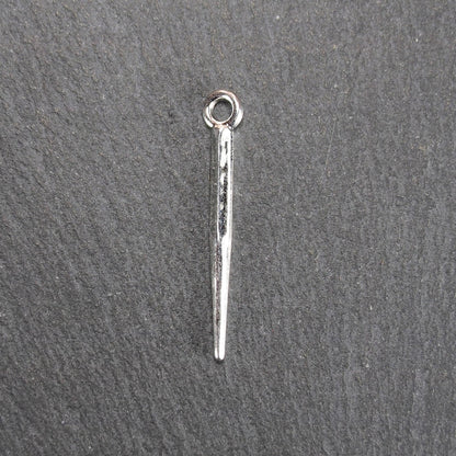 Kegelanhänger aus silberfarbenem Metall, konisch spitz zulaufend mit quadratischem Querschnitt, glatte glänzende Oberfläche und rundes Ösenauge.
