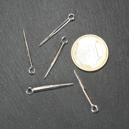 Konischer, silbern glänzender Anhänger mit spitz zulaufender, leicht vierkantiger Form und kleiner Öse, neben einer 1-Euro-Münze zur Größenangabe.