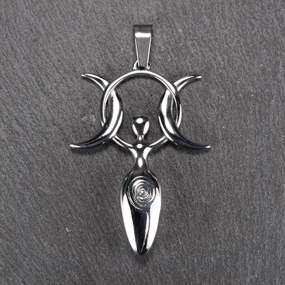 Anhänger aus poliertem silberfarbenem Edelstahl in figürlicher Form mit durchbrochenem Dreifachmond-Motiv, Spirale und Anhängerschlaufe.