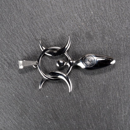 Anhänger aus poliertem silberfarbenem Edelstahl in figürlicher Form mit durchbrochenem Dreifachmond-Motiv, Spirale und Anhängerschlaufe.