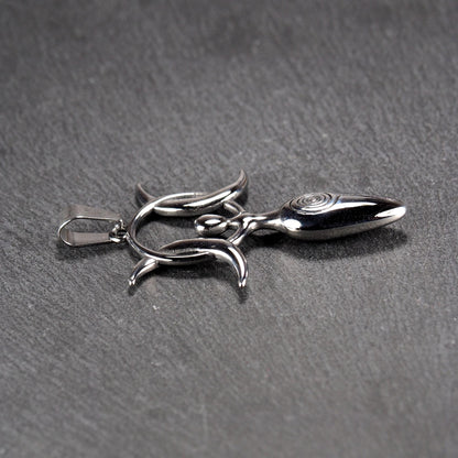 Anhänger aus poliertem silberfarbenem Edelstahl in figürlicher Form mit durchbrochenem Dreifachmond-Motiv, Spirale und Anhängerschlaufe.