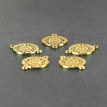 Fünf runde goldfarbene Verbinder mit durchbrochenem, radial-symmetrischem Mandala- bzw. Blütenmuster und je zwei Ösen.