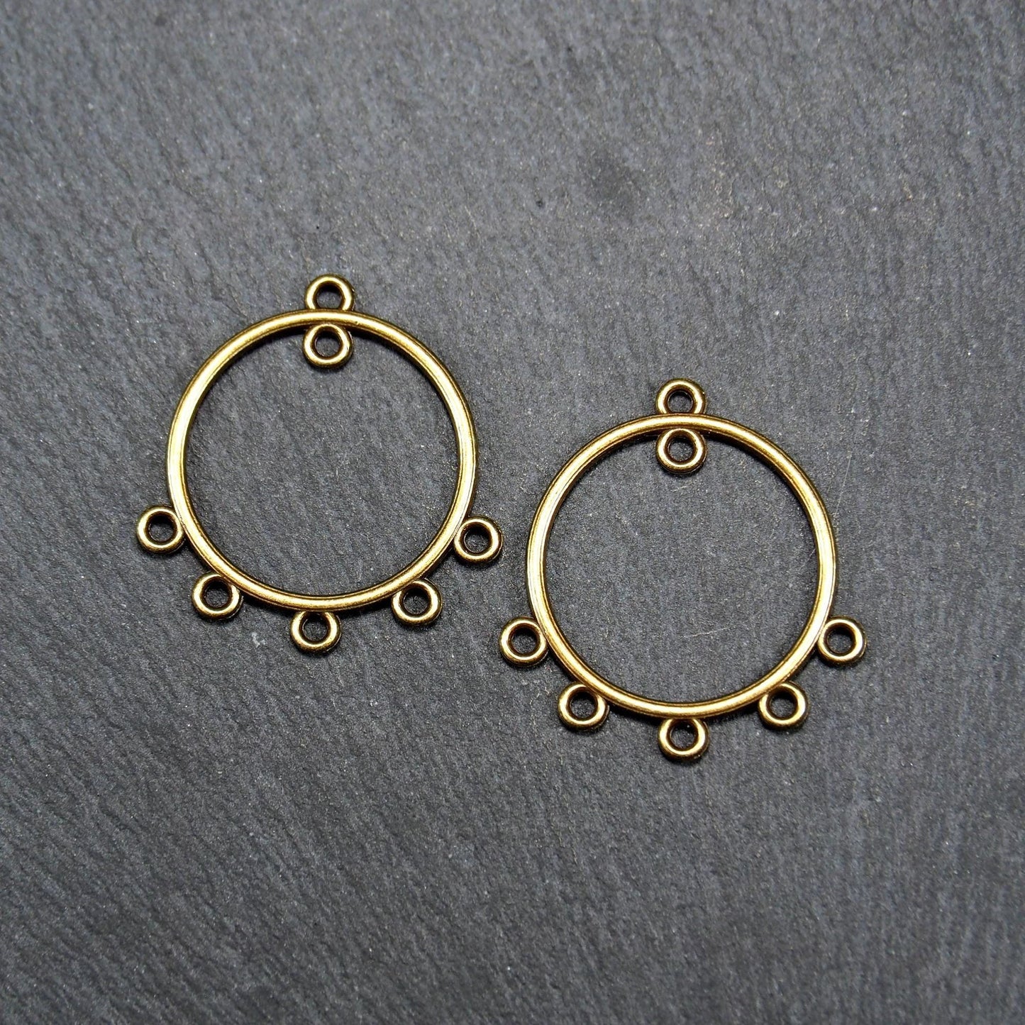 Zwei runde Chandelier-Verbinder aus antik bronzefarbenem Metall, je mit einer oberen Öse und fünf gleichmäßig angeordneten unteren Ösen.