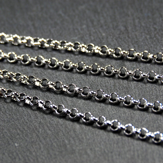 Silberglänzende Rolokette mit runden, gleichmäßigen Gliedern.