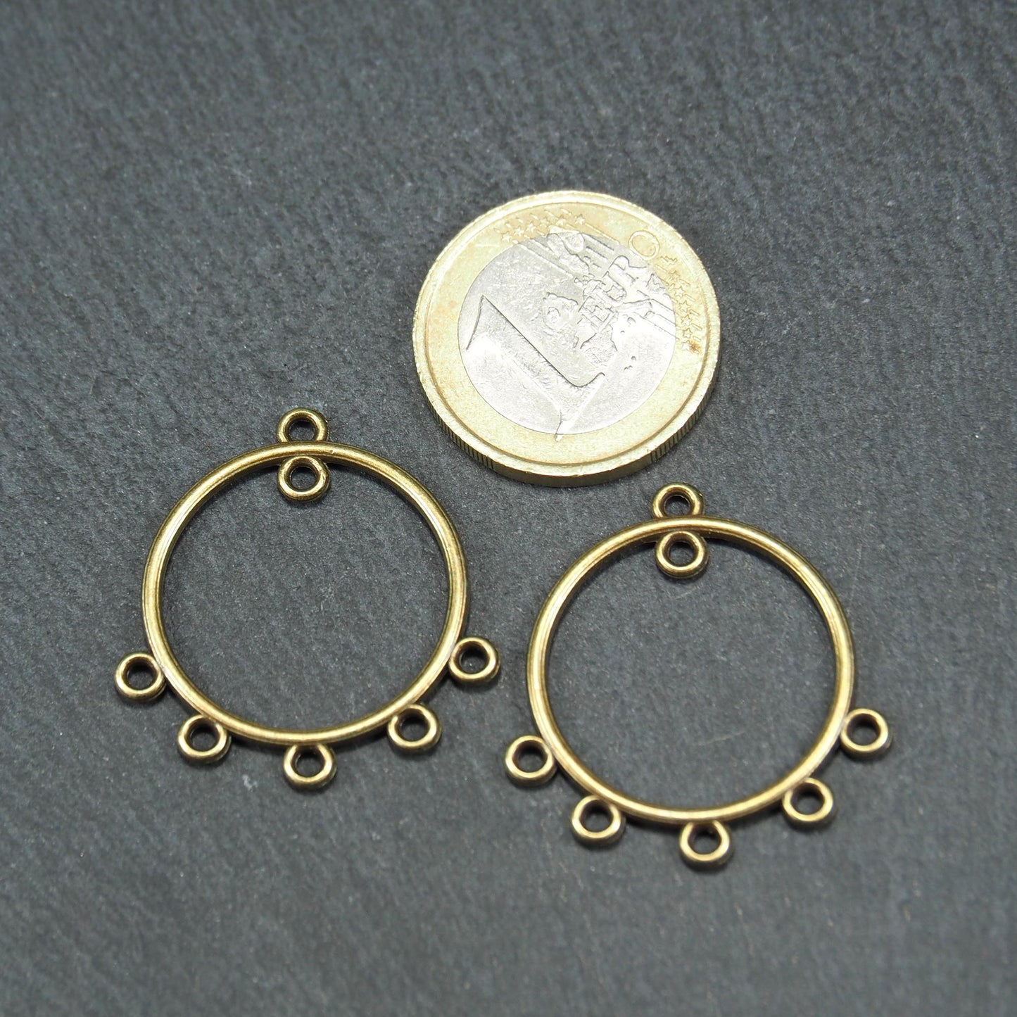 Zwei runde Chandelier-Verbinder aus antik bronzefarbenem Metall, je mit einer oberen Öse und fünf gleichmäßig angeordneten unteren Ösen.