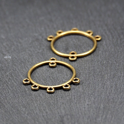 Zwei runde Chandelier-Verbinder aus antik bronzefarbenem Metall, je mit einer oberen Öse und fünf gleichmäßig angeordneten unteren Ösen.