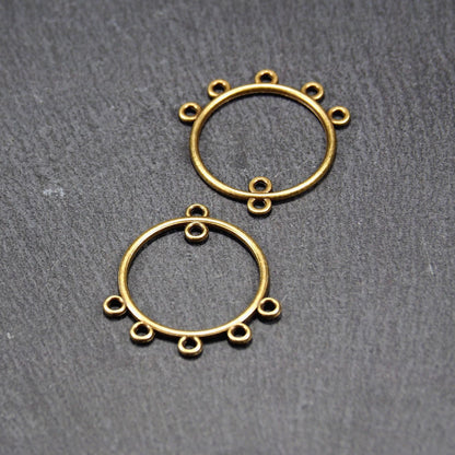 Zwei runde Chandelier-Verbinder aus antik bronzefarbenem Metall, je mit einer oberen Öse und fünf gleichmäßig angeordneten unteren Ösen.