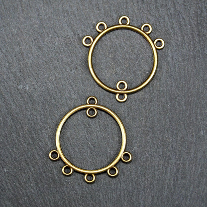 Zwei runde Chandelier-Verbinder aus antik bronzefarbenem Metall, je mit einer oberen Öse und fünf gleichmäßig angeordneten unteren Ösen.