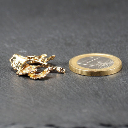 Anhänger, vergoldet und glänzend, in Form dreigeteilter Ginkgo-Blätter mit reliefartiger Struktur und sichtbaren Blattadern, oben kleine Öse. Mit 1 Euro Münze zum Größenvergleich.