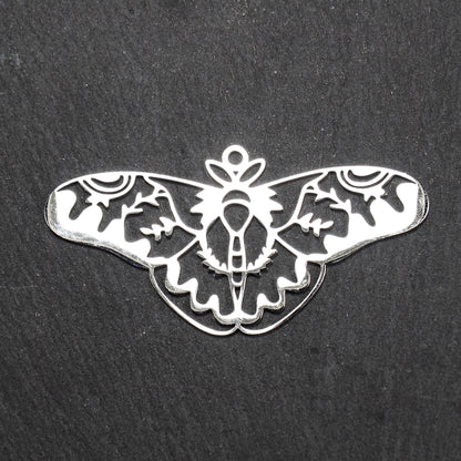 Anhänger / Verbinder in Mottenform aus poliertem silberfarbenem Edelstahl, filigranes durchbrochenes Ornament-Flügeldesign mit integrierter Öse oben.