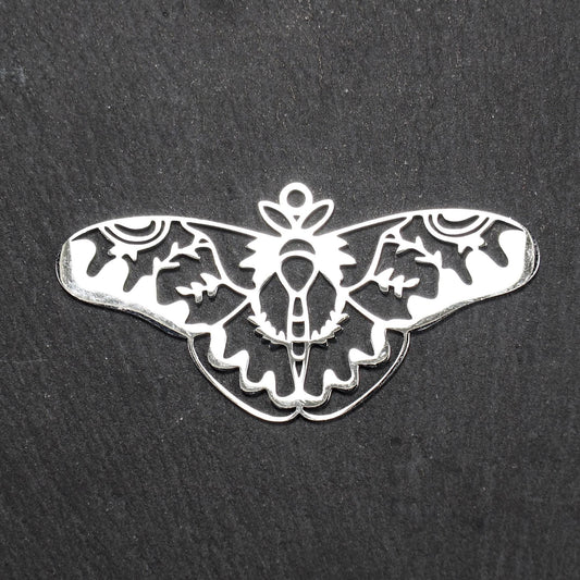 Anhänger / Verbinder in Mottenform aus poliertem silberfarbenem Edelstahl, filigranes durchbrochenes Ornament-Flügeldesign mit integrierter Öse oben.