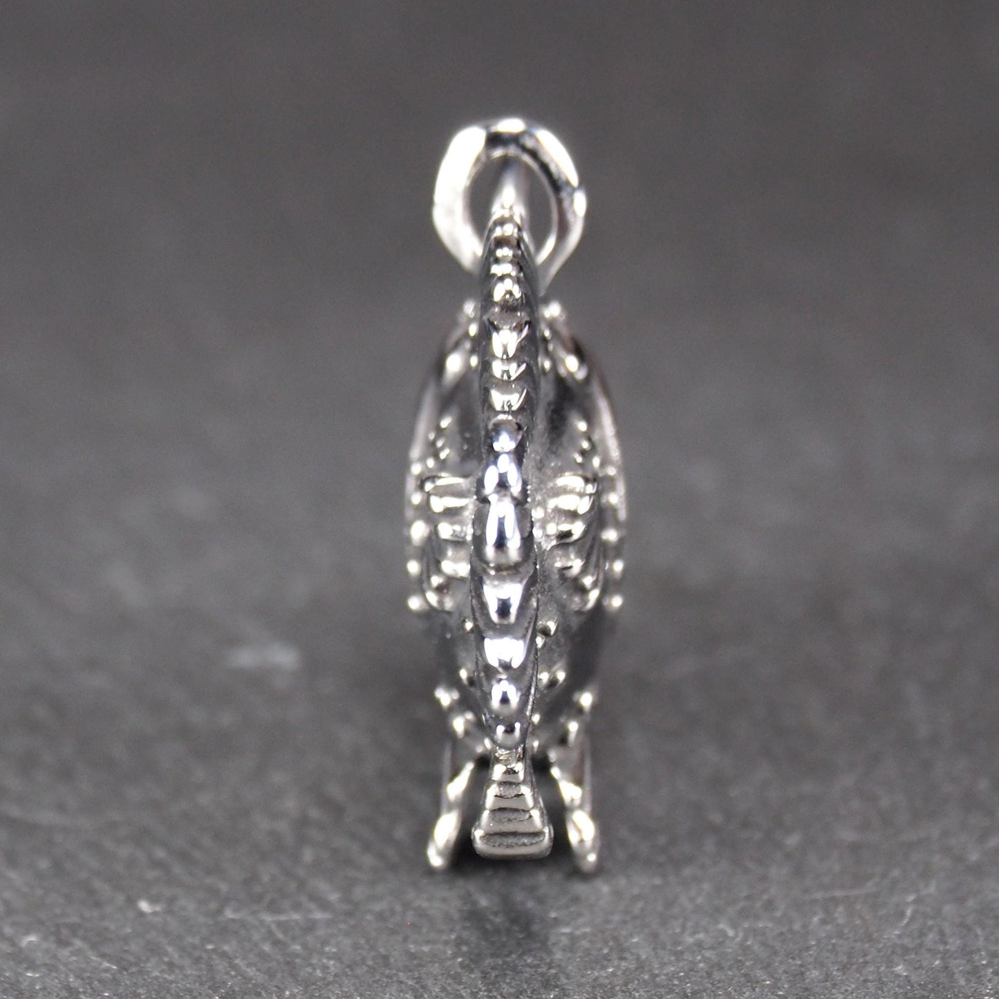 3D-Anhänger Anglerfisch, silberglänzend, mit geöffnetem Maul und dolchartigen Zähnen, geriffelten Flossen, punktiertem Körper und Öse.