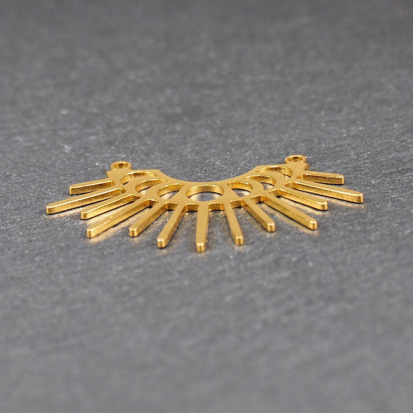 Verbinder, goldfarben glänzend, halbkreisförmig mit durchbrochenen Mondphasen und ausstrahlenden Sonnenstrahlen, oben zwei Ösen.