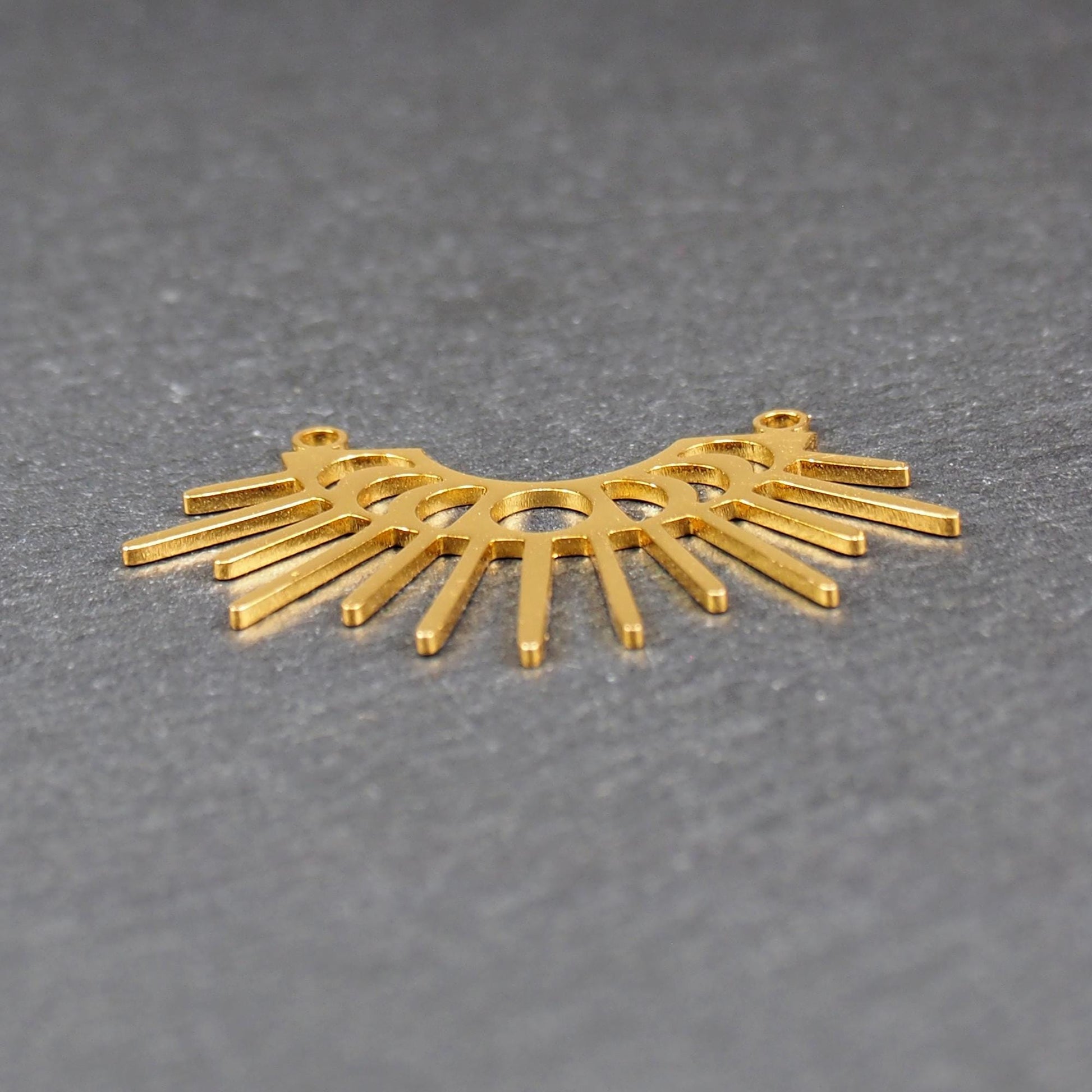 Verbinder, goldfarben glänzend, halbkreisförmig mit durchbrochenen Mondphasen und ausstrahlenden Sonnenstrahlen, oben zwei Ösen.