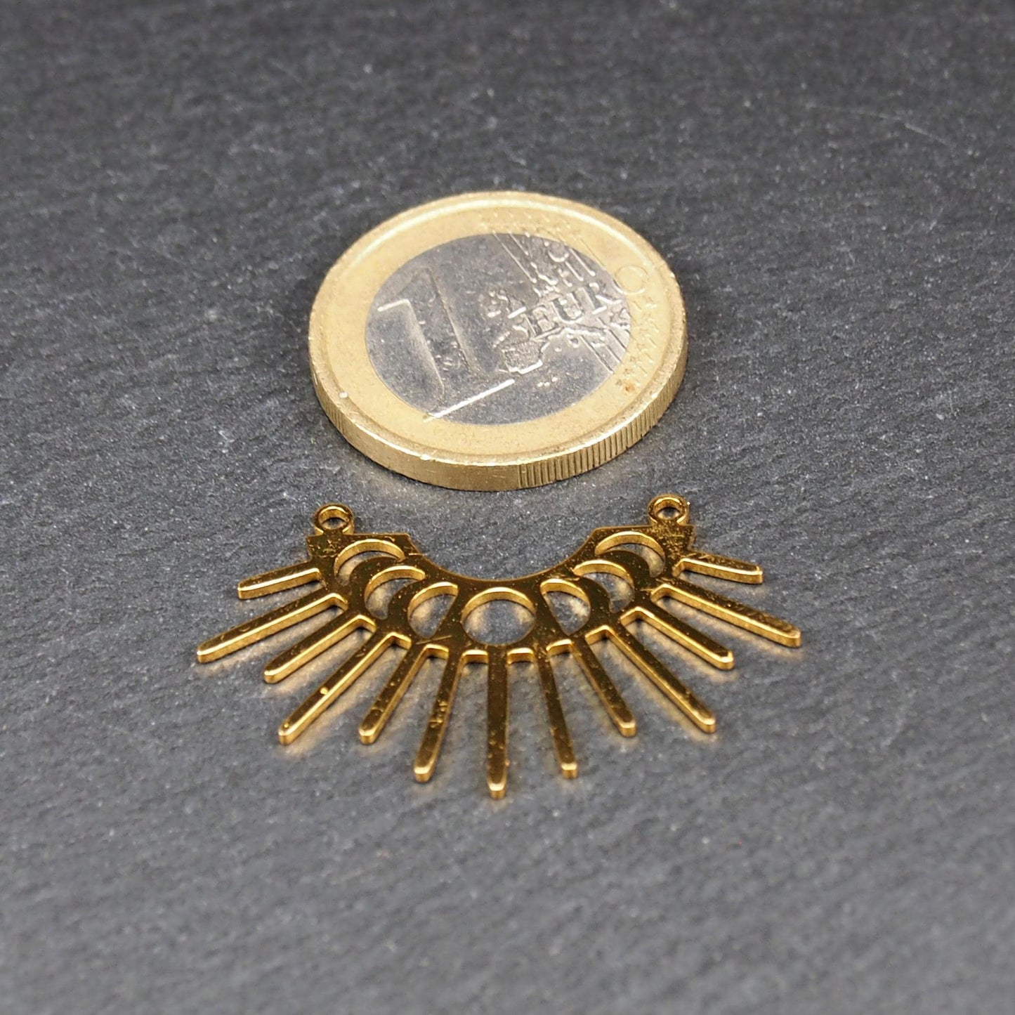 Verbinder, goldfarben glänzend, halbkreisförmig mit durchbrochenen Mondphasen und ausstrahlenden Sonnenstrahlen, oben zwei Ösen.