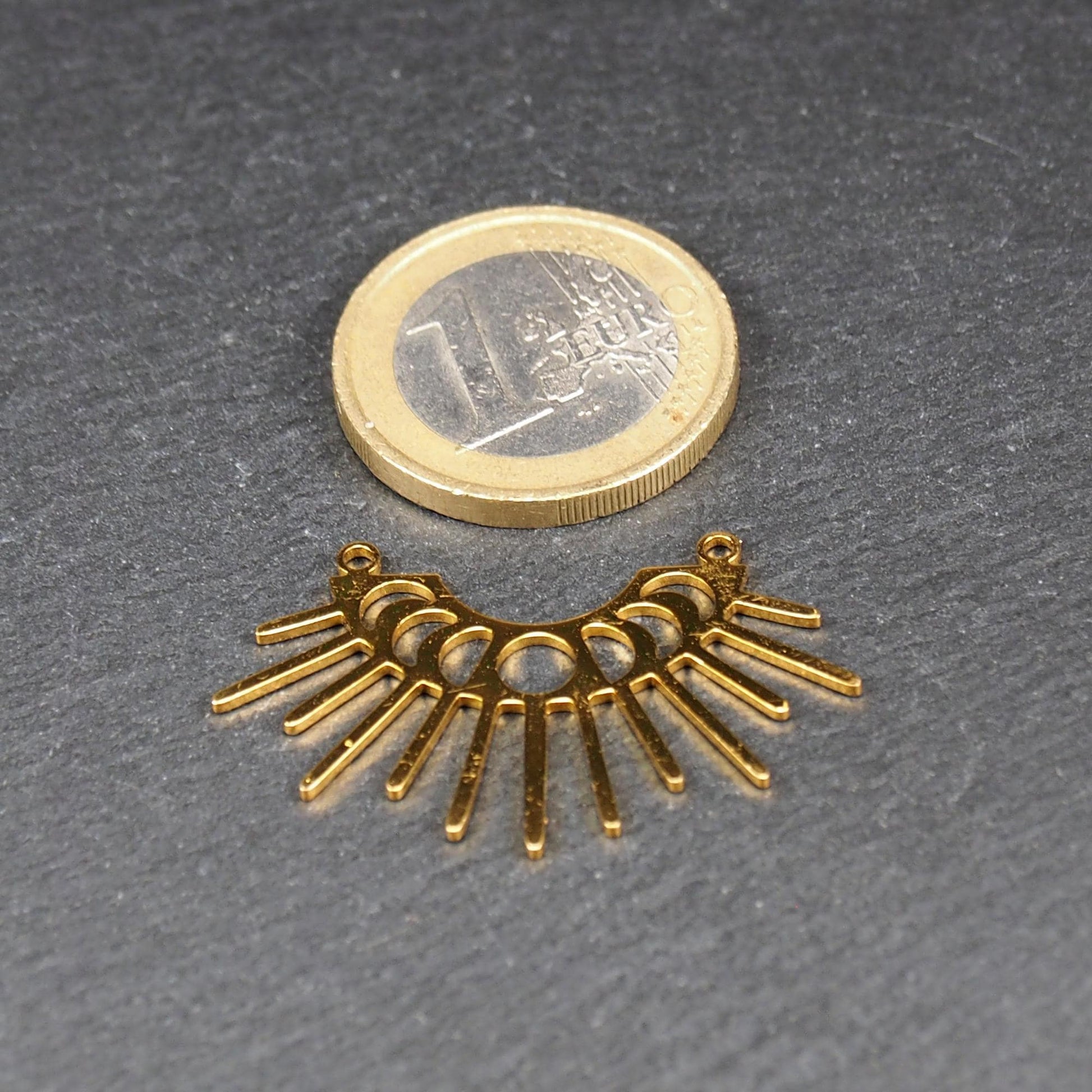 Verbinder, goldfarben glänzend, halbkreisförmig mit durchbrochenen Mondphasen und ausstrahlenden Sonnenstrahlen, oben zwei Ösen.