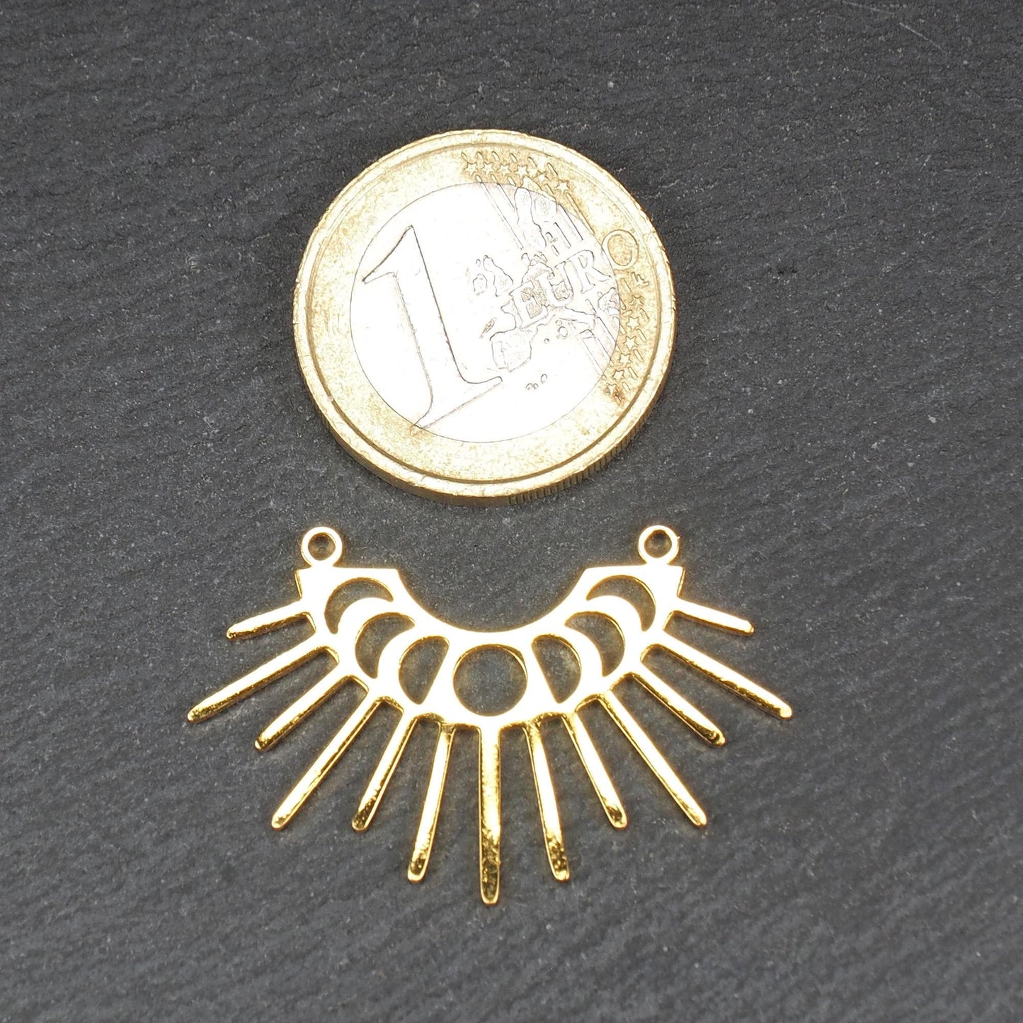 Verbinder, goldfarben glänzend, halbkreisförmig mit durchbrochenen Mondphasen und ausstrahlenden Sonnenstrahlen, oben zwei Ösen.