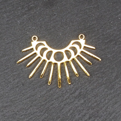 Verbinder, goldfarben glänzend, halbkreisförmig mit durchbrochenen Mondphasen und ausstrahlenden Sonnenstrahlen, oben zwei Ösen.
