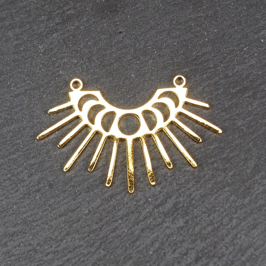 Verbinder, goldfarben glänzend, halbkreisförmig mit durchbrochenen Mondphasen und ausstrahlenden Sonnenstrahlen, oben zwei Ösen.