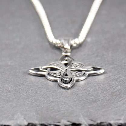 Keltischer, vierblättriger, durchbrochener Anhänger in silberner, glänzender Optik an einer quadratischen Boxkette mit Karabiner.