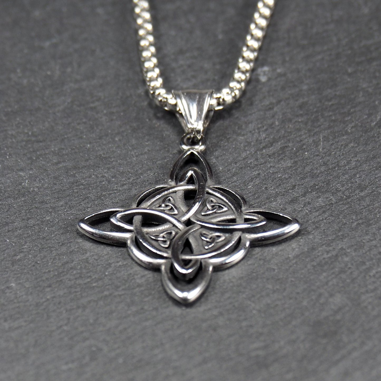 Keltischer, vierblättriger, durchbrochener Anhänger in silberner, glänzender Optik an einer quadratischen Boxkette mit Karabiner.