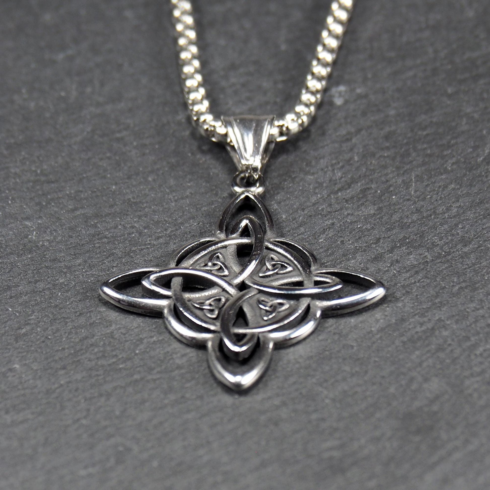 Keltischer, vierblättriger, durchbrochener Anhänger in silberner, glänzender Optik an einer quadratischen Boxkette mit Karabiner.
