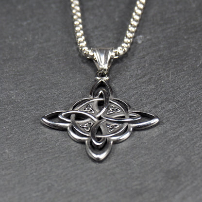Keltischer, vierblättriger, durchbrochener Anhänger in silberner, glänzender Optik an einer quadratischen Boxkette mit Karabiner.