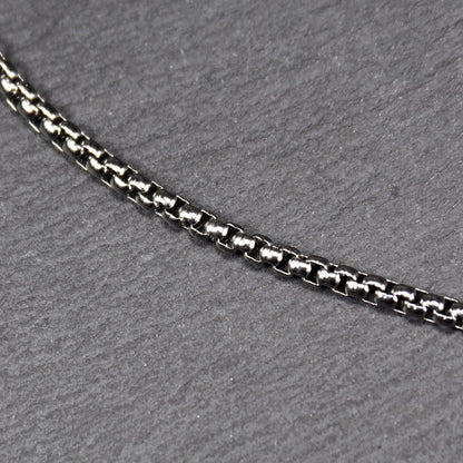 Keltischer, vierblättriger, durchbrochener Anhänger in silberner, glänzender Optik an einer quadratischen Boxkette mit Karabiner.