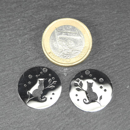 Runder, flacher Anhänger aus poliertem Edelstahl, Cut-out mit sitzender Katzen-Silhouette und Blattzweig, Öse oben und mehrere kleine Bohrungen.