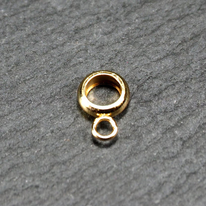 Ringförmige, glänzend goldfarbene Anhängeröse mit großem runden Loch und kleiner runder Anhängerschlaufe.