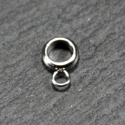 Anhängeröse, silberfarbene glänzende Metallrundung mit zentraler Öffnung und einer kleineren beweglichen Ringöse als Verbindungselement.