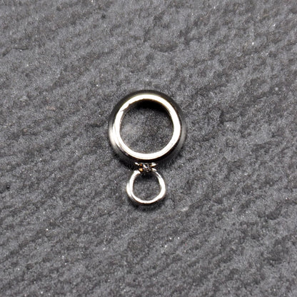 Anhängeröse, silberfarbene glänzende Metallrundung mit zentraler Öffnung und einer kleineren beweglichen Ringöse als Verbindungselement.