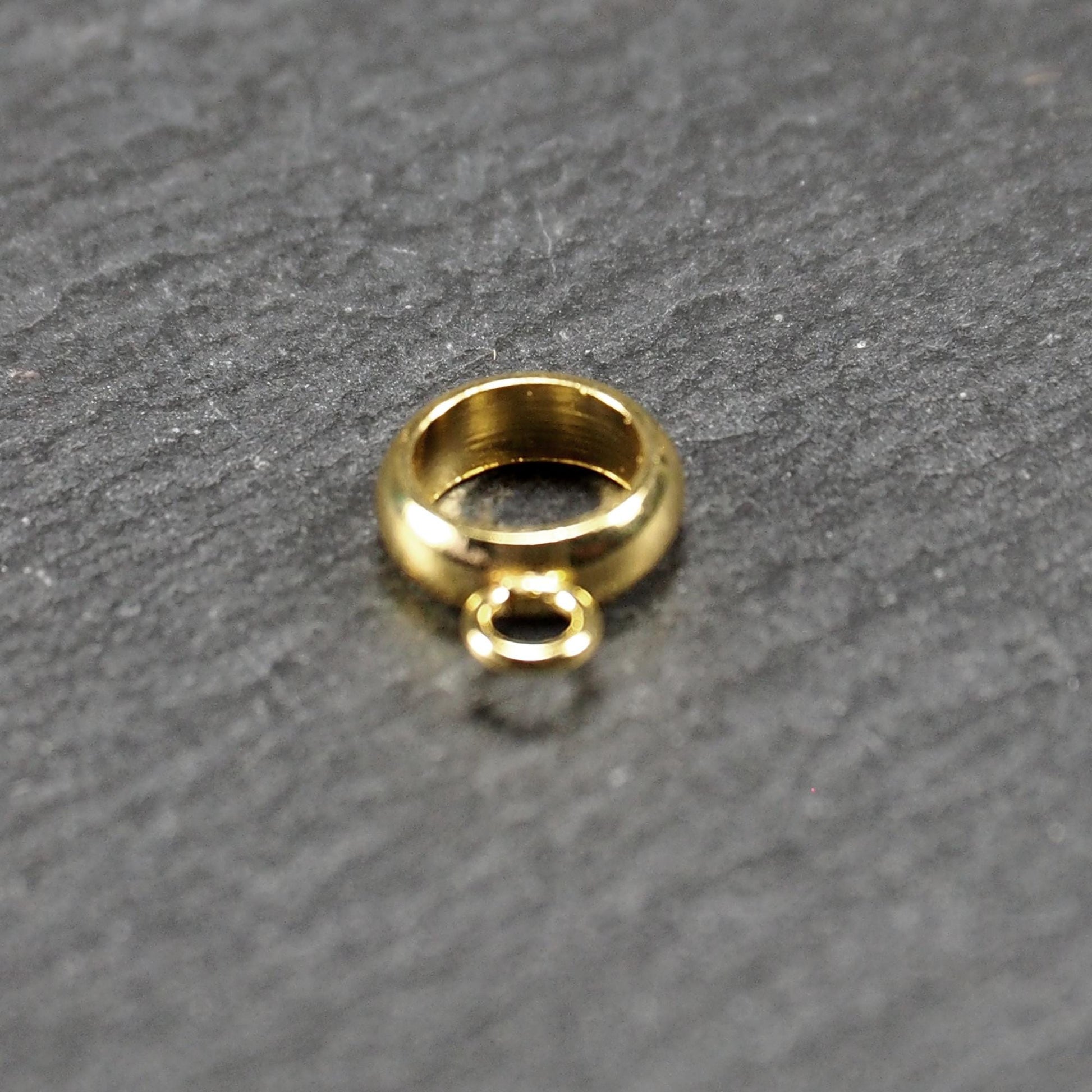 Runde, vergoldete Anhängeröse mit glänzender Oberfläche, offenes Ringdesign und integrierter kleiner Verbindungsöse.