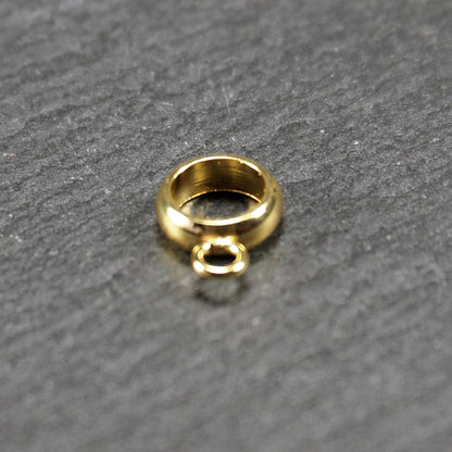 Runde, vergoldete Anhängeröse mit glänzender Oberfläche, offenes Ringdesign und integrierter kleiner Verbindungsöse.
