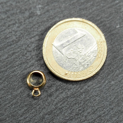 Runde goldfarbene glänzende Anhängeröse mit integriertem kleinem Ösenring neben einer 1‑Euro‑Münze zum Größenvergleich.
