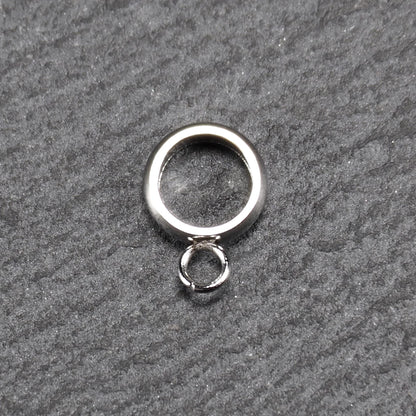 Runder, poliert glänzender silberfarbener Anhängerring mit großem Innenkreis und einer kleineren, unten befestigten Öse.