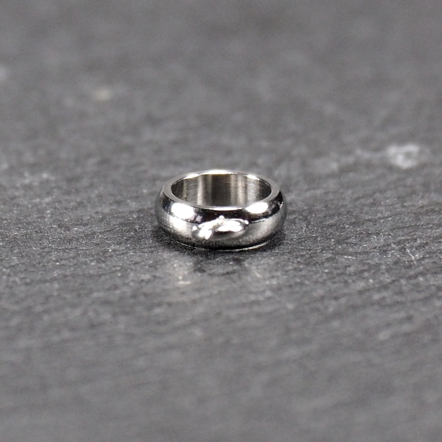 Runder, poliert glänzender silberfarbener Anhängerring mit großem Innenkreis und einer kleineren, unten befestigten Öse.