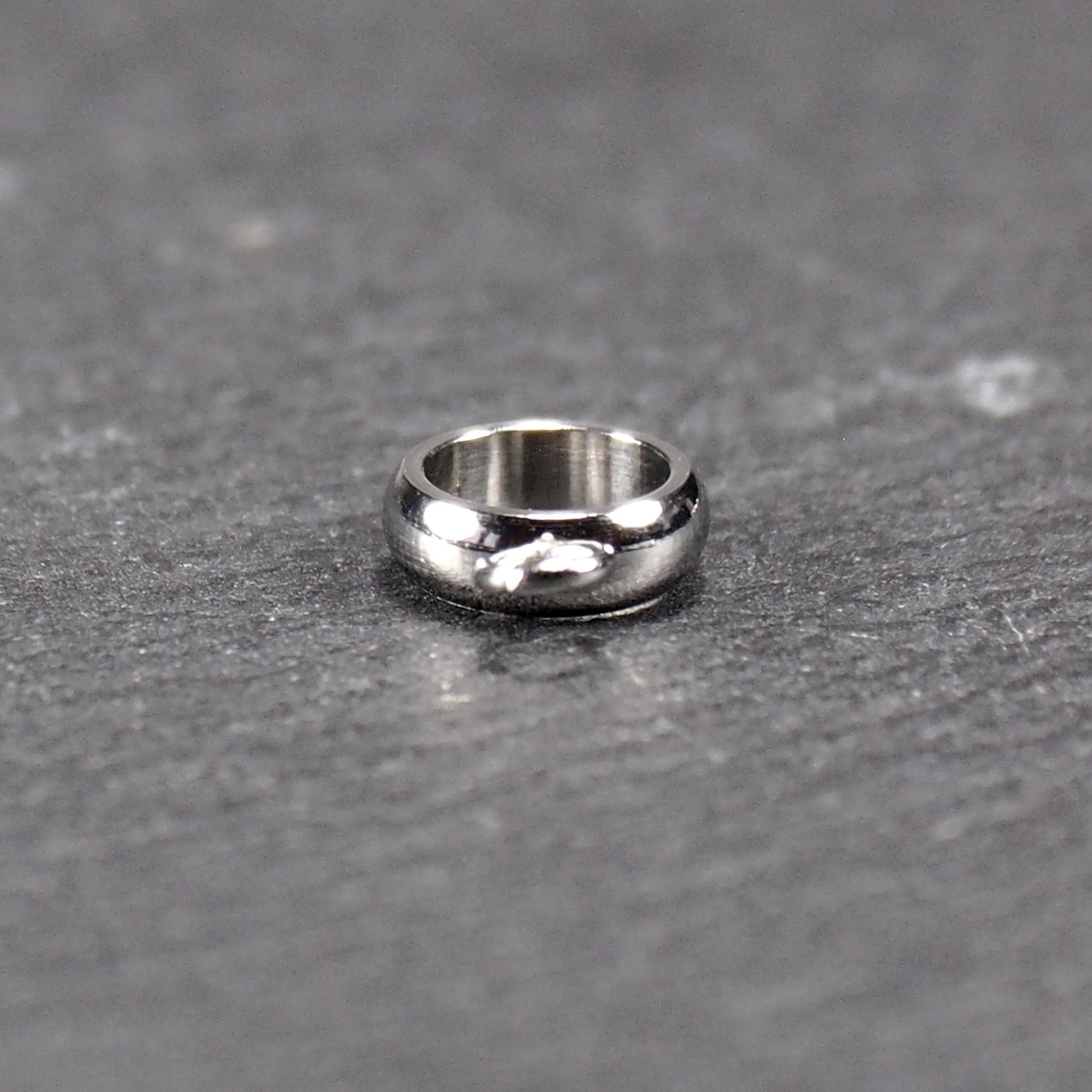 Runder, poliert glänzender silberfarbener Anhängerring mit großem Innenkreis und einer kleineren, unten befestigten Öse.