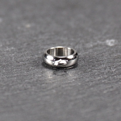 Runder, poliert glänzender silberfarbener Anhängerring mit großem Innenkreis und einer kleineren, unten befestigten Öse.